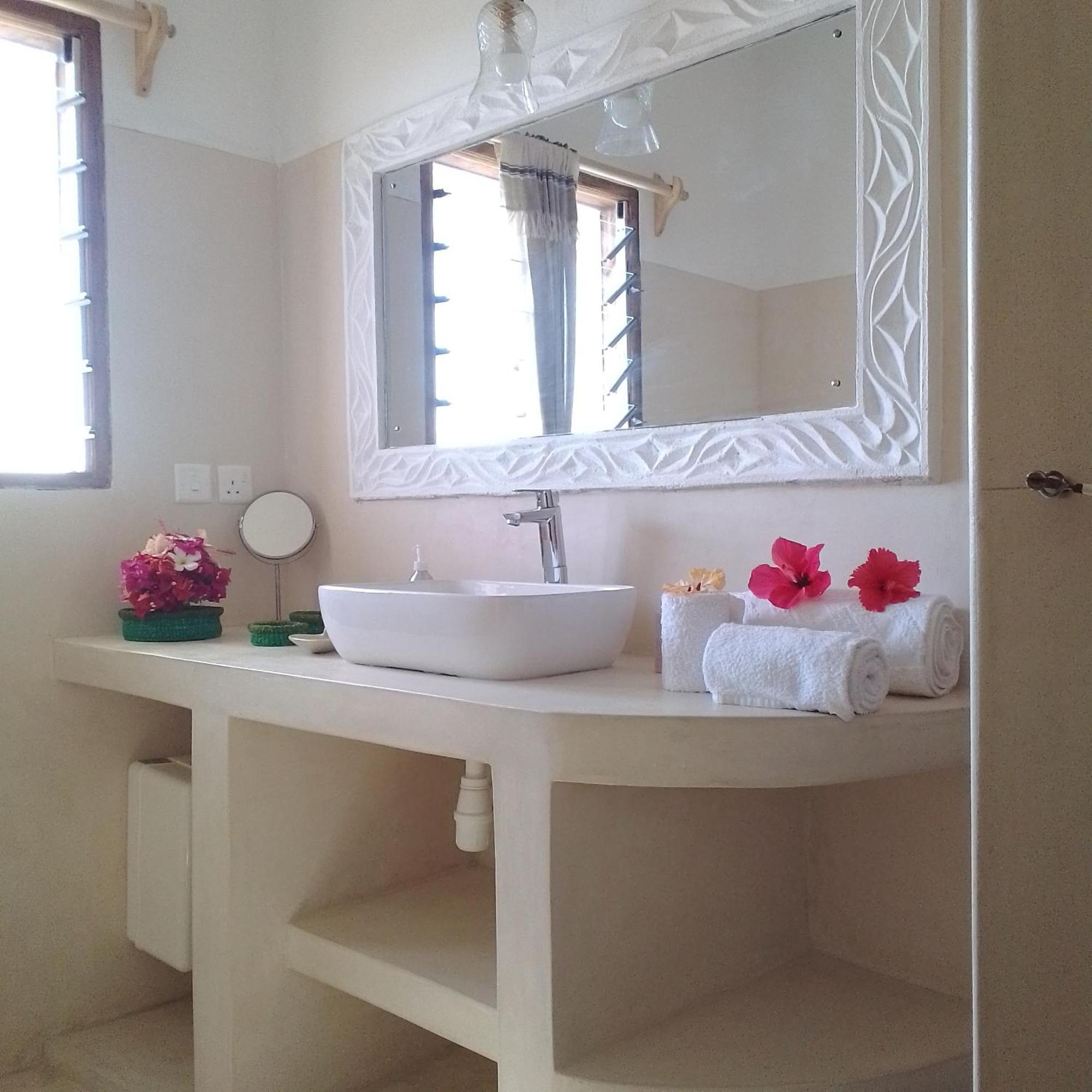 Shira House Bed & Breakfast Ватаму Екстериор снимка