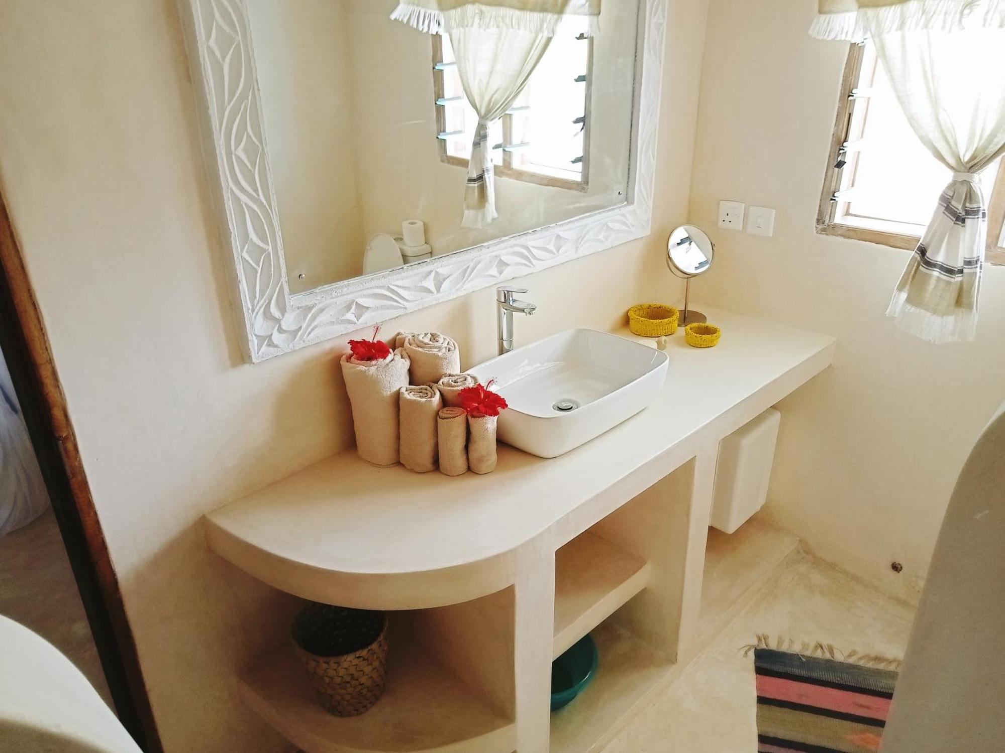 Shira House Bed & Breakfast Ватаму Екстериор снимка